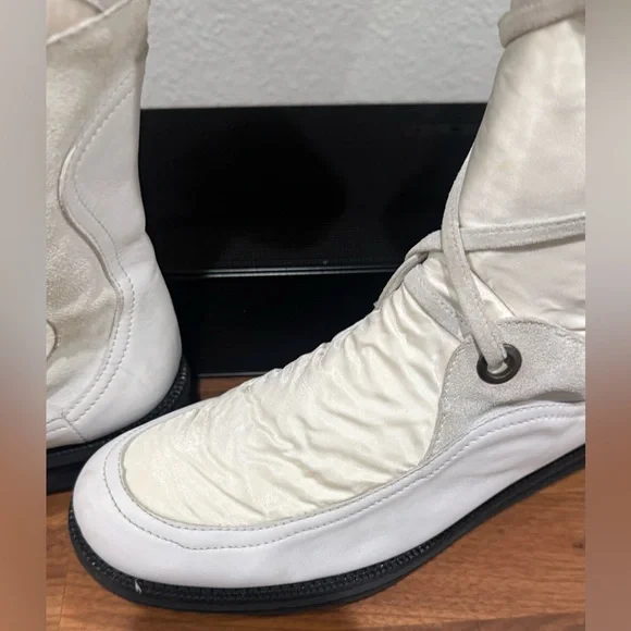 Preowned Aquatalia White Fur-Trimmed Tall Women's Boots - Picture 3 of 10